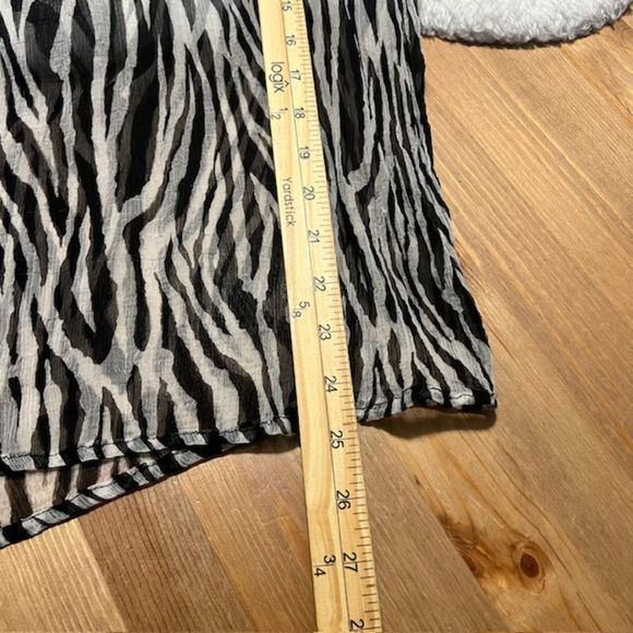 Casual Studio Black White Animal Print Rayon Raffled V-Neck Sheer LS Top Size XL - Picture 10 of 10